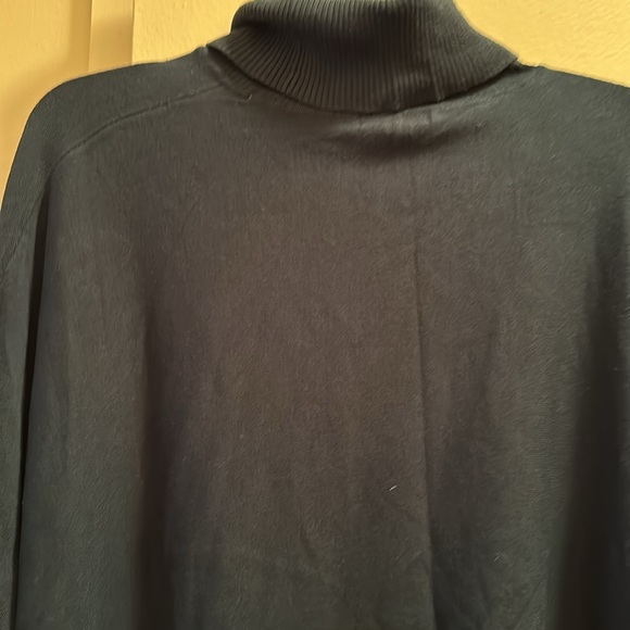 Nice sweater - Picture 4 of 5